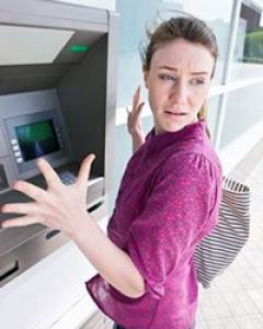 Бывший налоговый инспектор украла деньги из банкомата